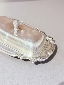 Beurrier en argent ancien avec doublure en cristal et cuillère, vaisselle vintage élégante