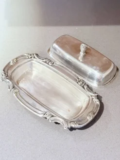 Beurrier en argent ancien avec doublure en cristal et cuillère, vaisselle vintage élégante