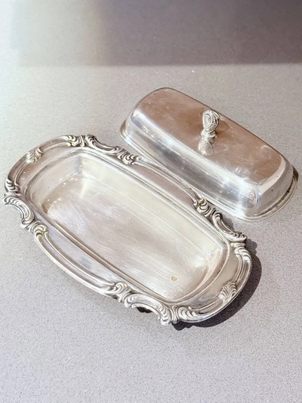 Beurrier en argent ancien avec doublure en cristal et cuillère, vaisselle vintage élégante