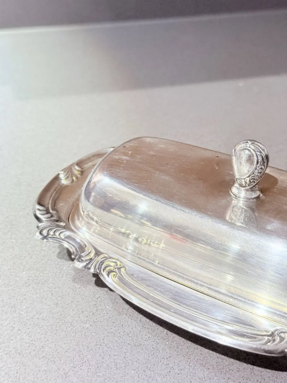 Beurrier en argent ancien avec doublure en cristal et cuillère, vaisselle vintage élégante