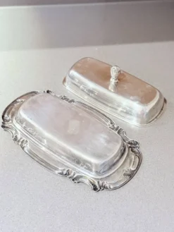 Beurrier en argent ancien avec doublure en cristal et cuillère, vaisselle vintage élégante