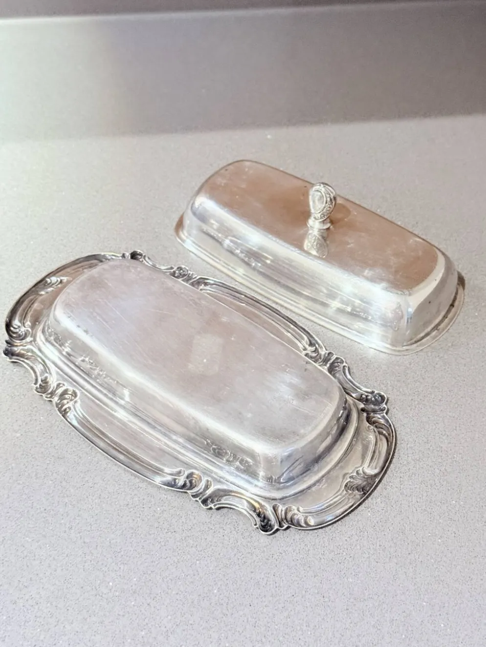 Beurrier en argent ancien avec doublure en cristal et cuillère, vaisselle vintage élégante
