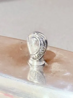Beurrier en argent ancien avec doublure en cristal et cuillère, vaisselle vintage élégante