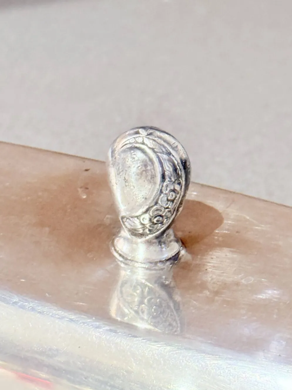 Beurrier en argent ancien avec doublure en cristal et cuillère, vaisselle vintage élégante
