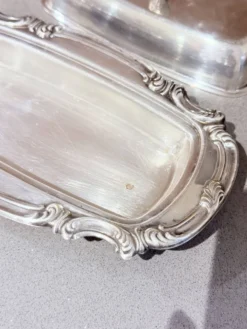 Beurrier en argent ancien avec doublure en cristal et cuillère, vaisselle vintage élégante