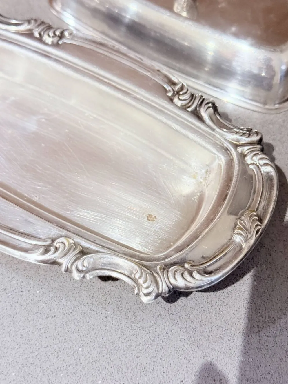 Beurrier en argent ancien avec doublure en cristal et cuillère, vaisselle vintage élégante