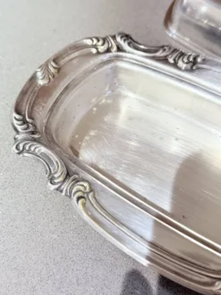 Beurrier en argent ancien avec doublure en cristal et cuillère, vaisselle vintage élégante