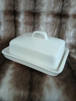 Beurrier en céramique blanche