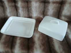 Beurrier en céramique blanche