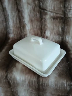 Beurrier en céramique blanche