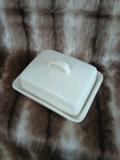 Beurrier en céramique blanche