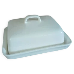 Beurrier en céramique blanche