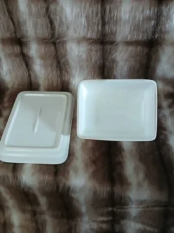 Beurrier en céramique blanche