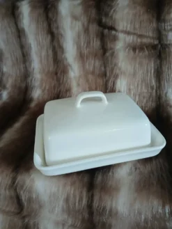 Beurrier en céramique blanche
