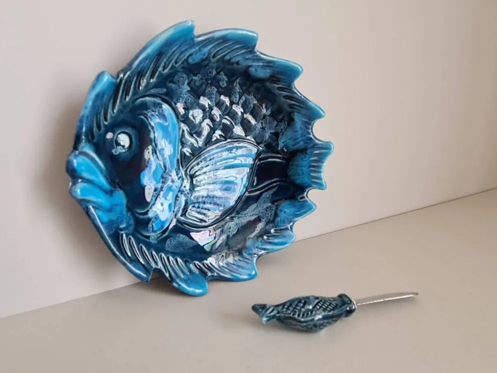 Beurrier en céramique bleue à décor de poisson et son couteau signés Vallauris, 1960