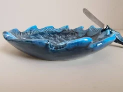 Beurrier en céramique bleue à décor de poisson et son couteau signés Vallauris, 1960
