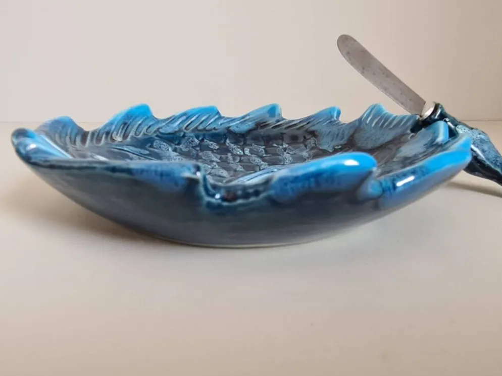 Beurrier en céramique bleue à décor de poisson et son couteau signés Vallauris, 1960