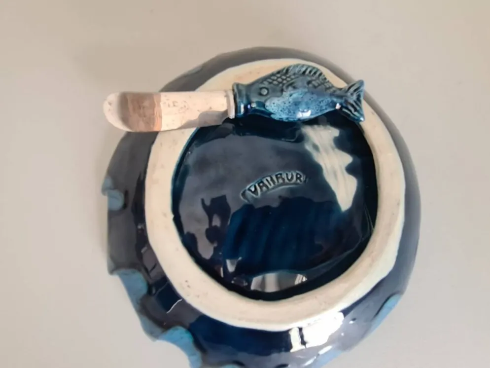 Beurrier en céramique bleue à décor de poisson et son couteau signés Vallauris, 1960