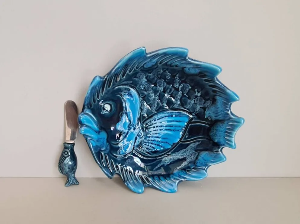 Beurrier en céramique bleue à décor de poisson et son couteau signés Vallauris, 1960