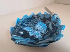 Beurrier en céramique bleue à décor de poisson et son couteau signés Vallauris, 1960