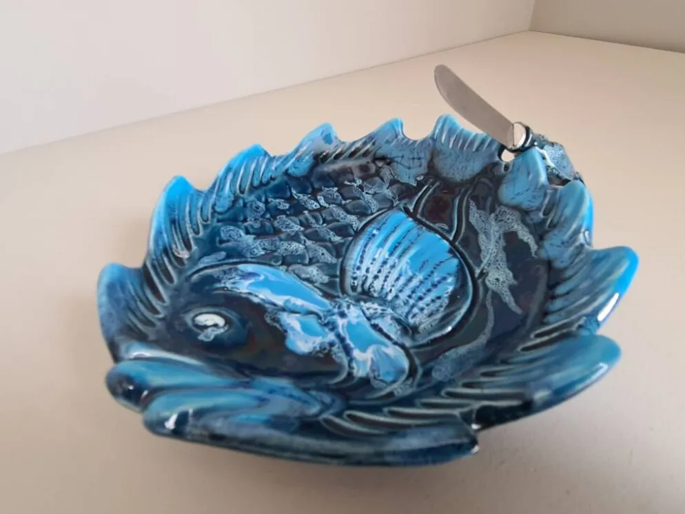 Beurrier en céramique bleue à décor de poisson et son couteau signés Vallauris, 1960