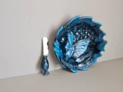 Beurrier en céramique bleue à décor de poisson et son couteau signés Vallauris, 1960