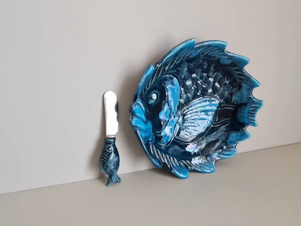 Beurrier en céramique bleue à décor de poisson et son couteau signés Vallauris, 1960
