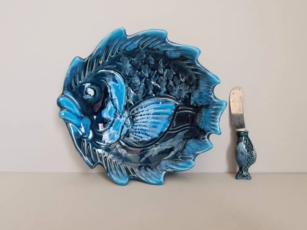 Beurrier en céramique bleue à décor de poisson et son couteau signés Vallauris, 1960