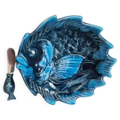Beurrier en céramique bleue à décor de poisson et son couteau signés Vallauris, 1960