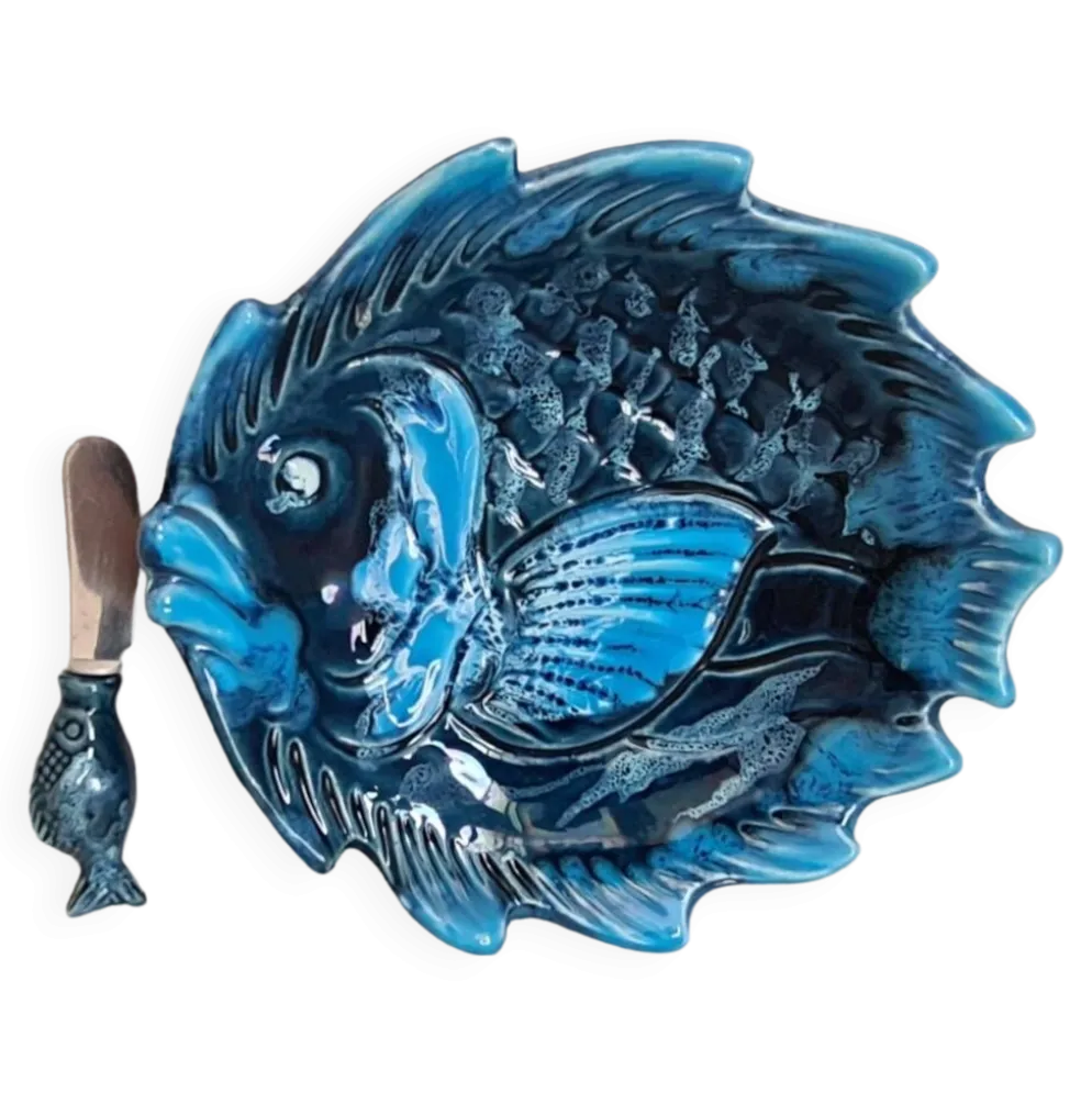 Beurrier en céramique bleue à décor de poisson et son couteau signés Vallauris, 1960