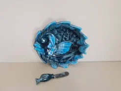 Beurrier en céramique bleue à décor de poisson et son couteau signés Vallauris, 1960