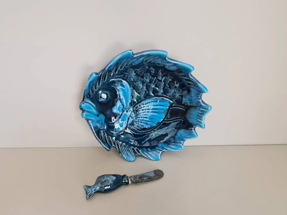 Beurrier en céramique bleue à décor de poisson et son couteau signés Vallauris, 1960