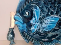 Beurrier en céramique bleue à décor de poisson et son couteau signés Vallauris, 1960