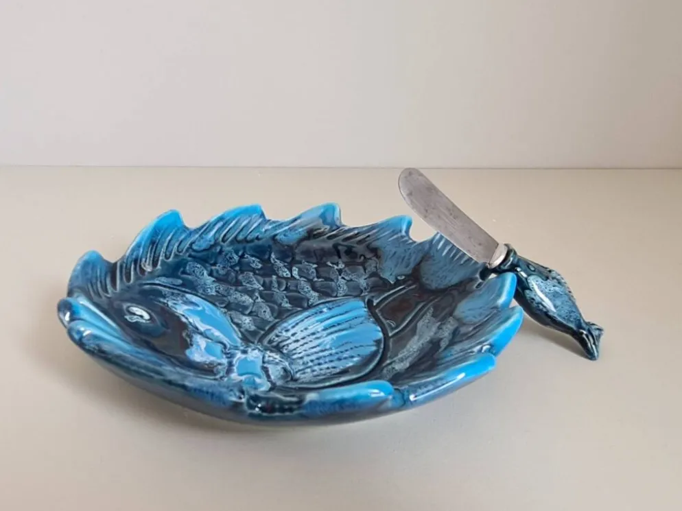 Beurrier en céramique bleue à décor de poisson et son couteau signés Vallauris, 1960