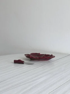 Beurrier en céramique bordeaux et son couteau