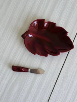Beurrier en céramique bordeaux et son couteau