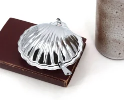 Beurrier en forme de coquillage en métal argenté et verre avec son couteau