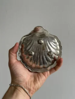Beurrier en forme de coquillage en métal argenté