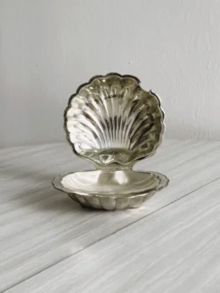 Beurrier en forme de coquillage en métal argenté