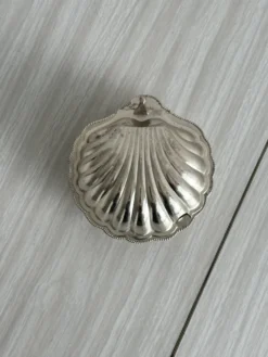 Beurrier en forme de coquillage en métal argenté
