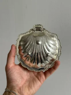 Beurrier en forme de coquillage en métal argenté