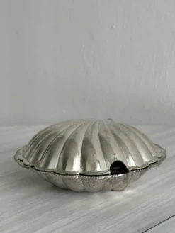 Beurrier en forme de coquillage en métal argenté