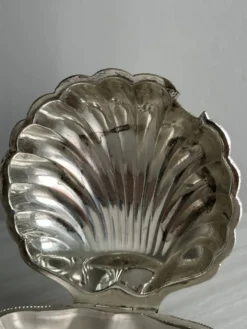 Beurrier en forme de coquillage en métal argenté