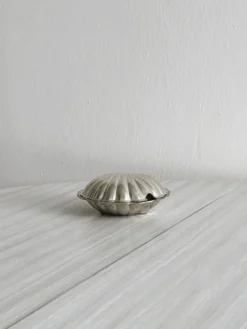 Beurrier en forme de coquillage en métal argenté