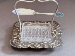 Beurrier en métal argenté Art Déco avec beurrier en cristal taillé et couteau.