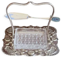 Beurrier en métal argenté Art Déco avec beurrier en cristal taillé et couteau.