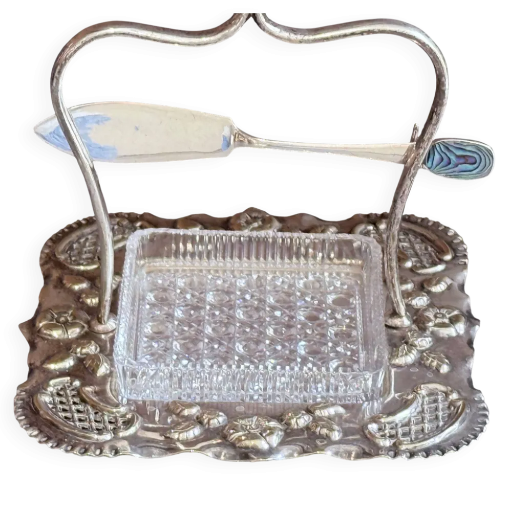 Beurrier en métal argenté Art Déco avec beurrier en cristal taillé et couteau.