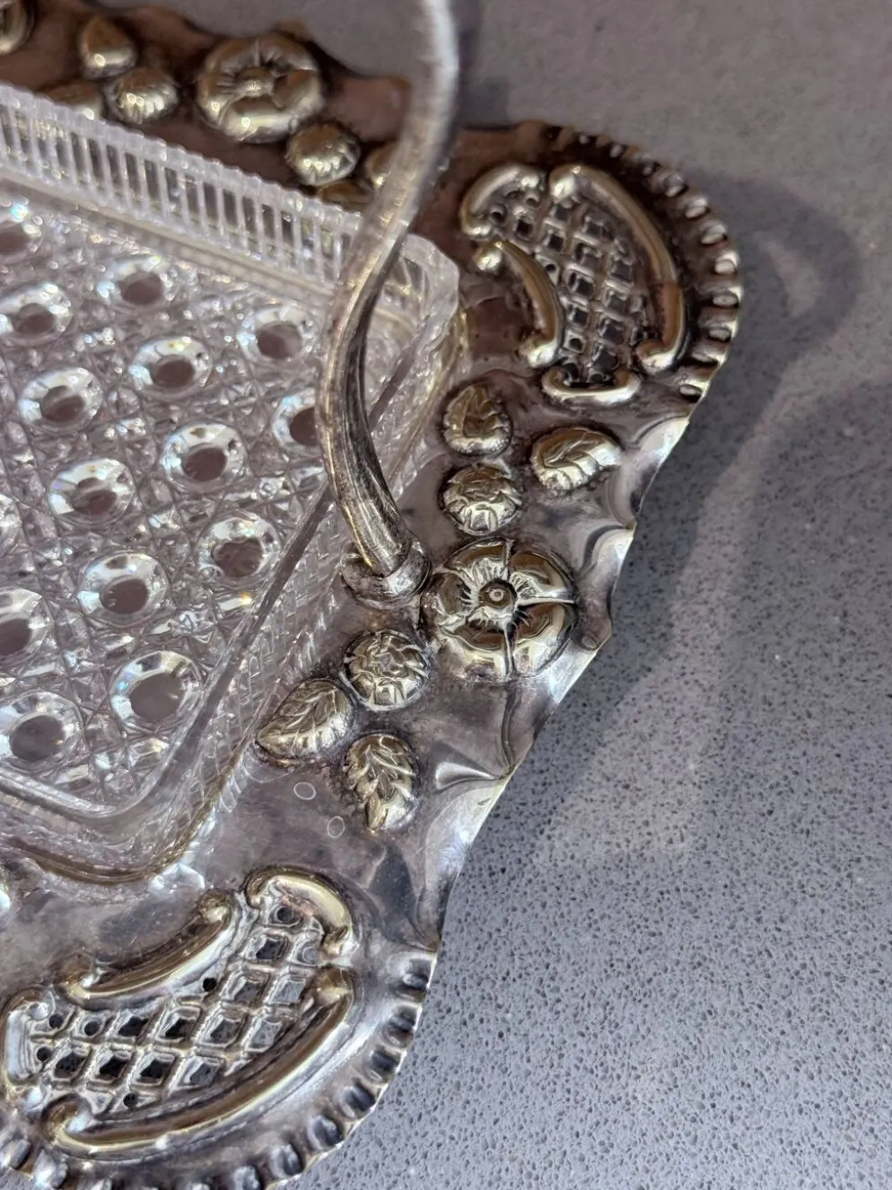 Beurrier en métal argenté Art Déco avec beurrier en cristal taillé et couteau.
