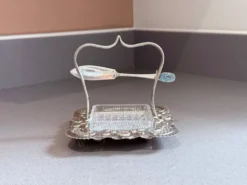 Beurrier en métal argenté Art Déco avec beurrier en cristal taillé et couteau.