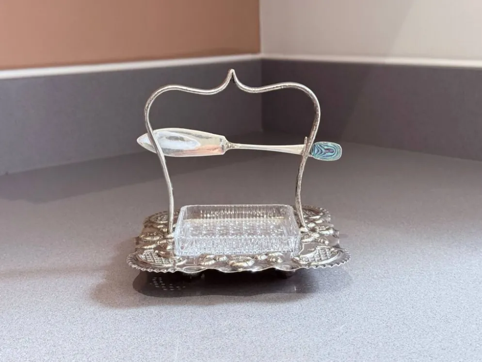 Beurrier en métal argenté Art Déco avec beurrier en cristal taillé et couteau.
